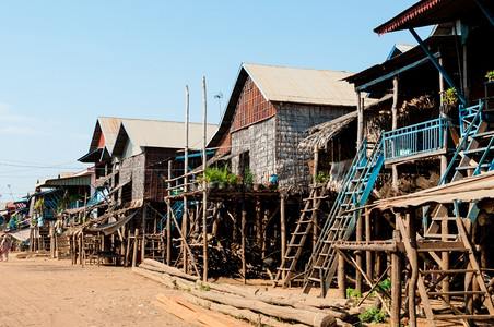 泥高跷房屋与街道柬埔寨高跷房屋与街道浑小路图片