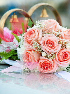 白色的a彩礼花束玫瑰作为汽车婚织装饰品绿色家庭图片