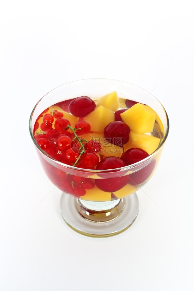 桃子与新鲜的红花草和酸樱桃搭配在玻璃碗中甜点黑醋栗白色的图片