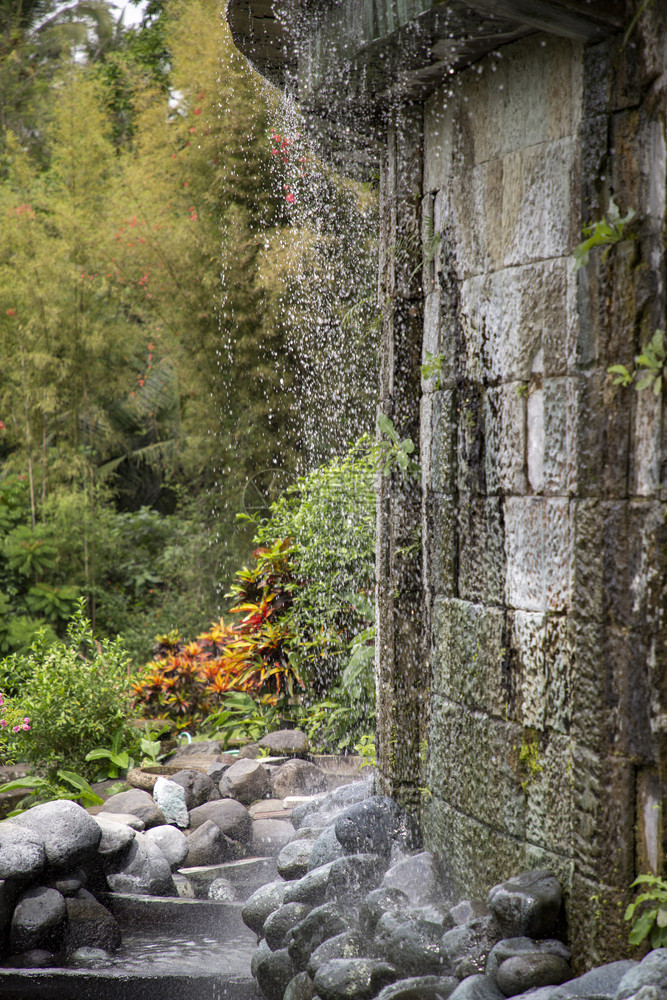 娱乐亚洲巴厘岛花园的石墙下流着水滴松弛图片