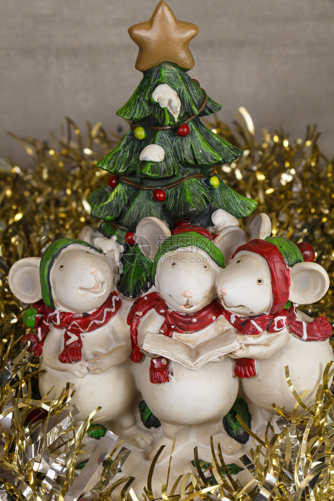 塑像唱歌老鼠雕为圣诞节歌唱fir树和金色锡罐冬天图片
