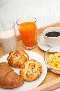 杯子果汁床早餐玉米花咖啡克罗桑橙汁牛奶和面包服务图片