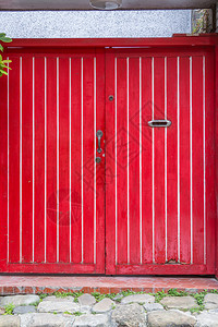 经过典的入口红色木制面板双门和邮件箱图片