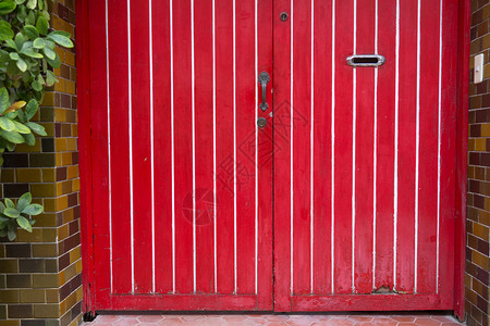 双倍的古董建造红色木制面板双门和邮件箱图片