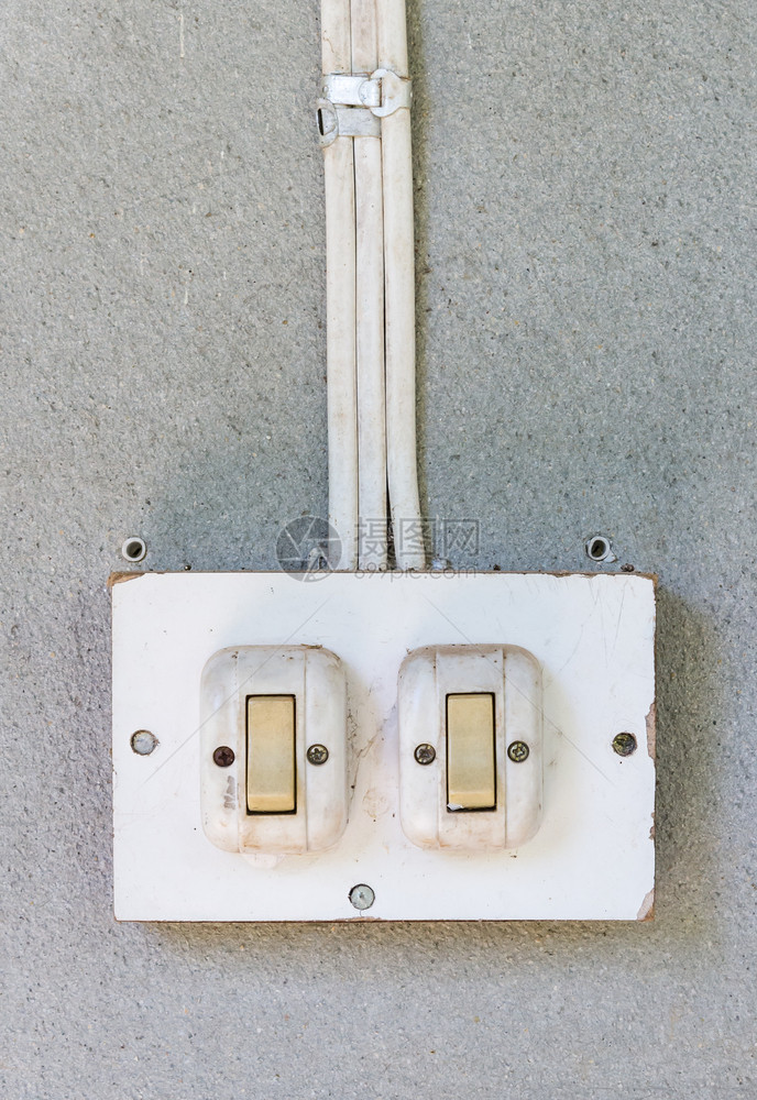 电的按钮老农村羊膜墙上旧双开关图片