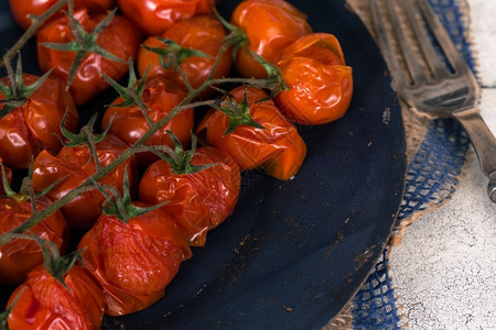 窑食物樱桃西红柿煮在桌上的烤炉里美食图片