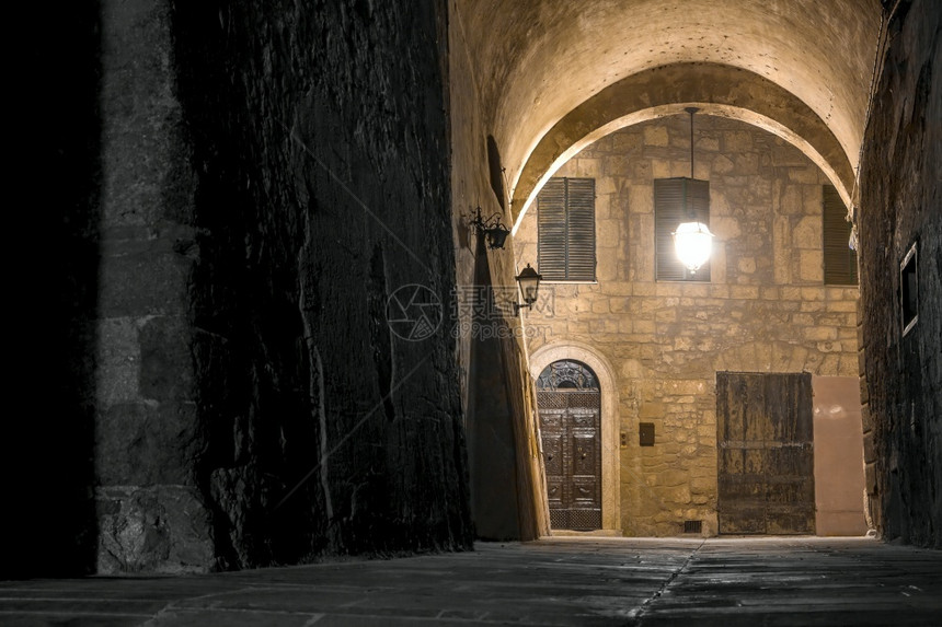 夜晚一种意大利老城市索拉诺的意大利城镇石拱门和旧房子被意大利老城的街灯守夜Arch点燃古老的图片