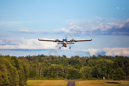 小型登陆飞机航班村庄行图片