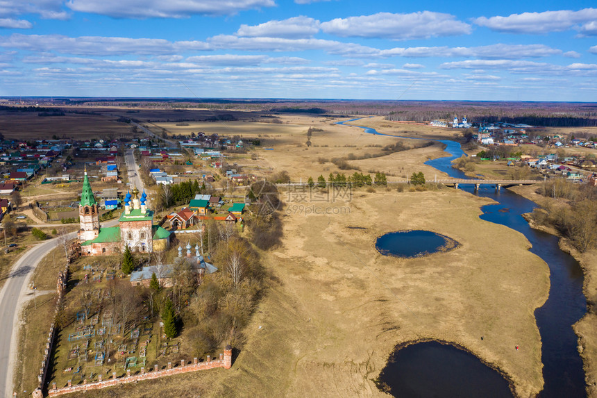 村庄俄罗斯Ivanovo地区Goritsy村和Dunilovo村以及Teza河的全景在阳光明媚的春天俄罗斯Ivanovo地区宗教图片