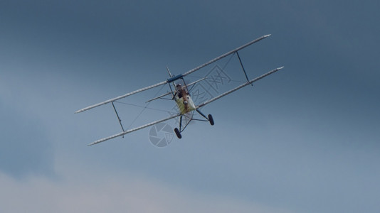 一架古老的经典Bioplane飞机在行时头朝前看航空技术图片