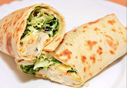 白色的托蒂拉包装鸡块新鲜蔬菜和沙拉午餐新鲜的图片