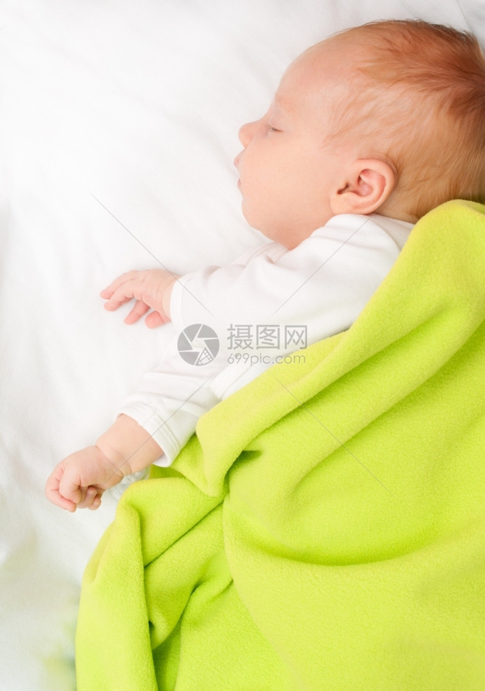 头发复制空间童年绿色毯下的新生儿婴睡觉图片