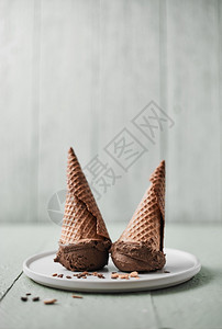 产品巧克力奶油在华夫饼蛋卷里巧克力奶油的新鲜图片