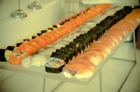 新鲜的日本寿司传统食虾鱼图片