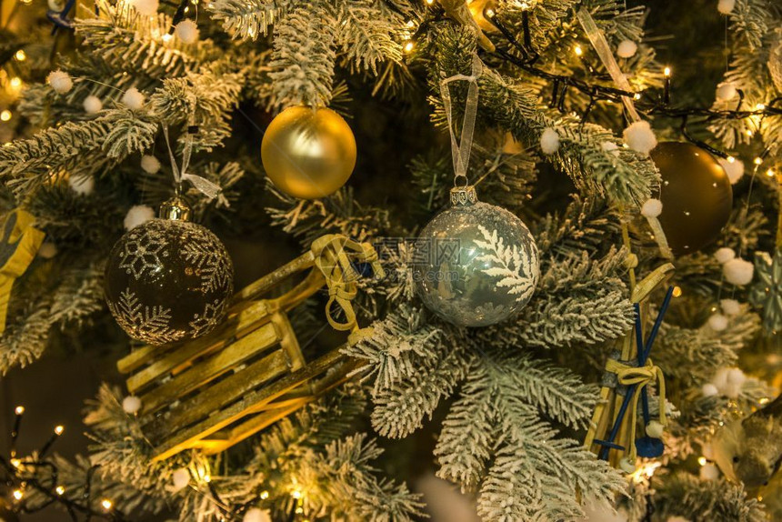 边界圣诞节树背景以圣诞绿色和黄金底装饰并配有勋章雪橇图片