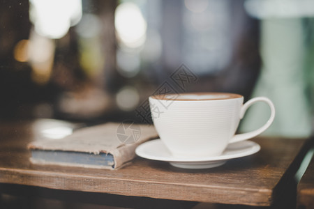 颜色咖啡店里有书的杯复古色模糊的咖啡厅店里的杯温暖子背景图片