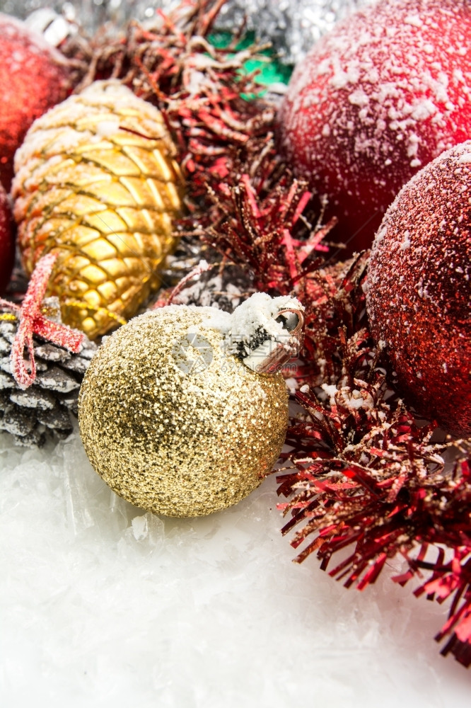 寒雪背景的圣诞饰物和球体庆典派对圣诞节图片