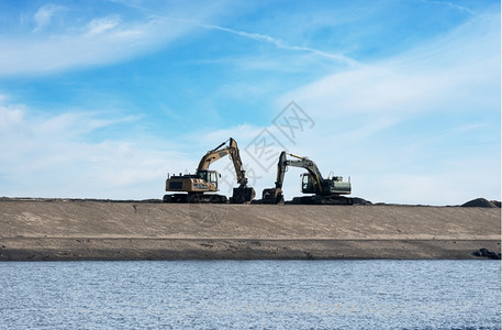 重型推土机在沙滩上图片