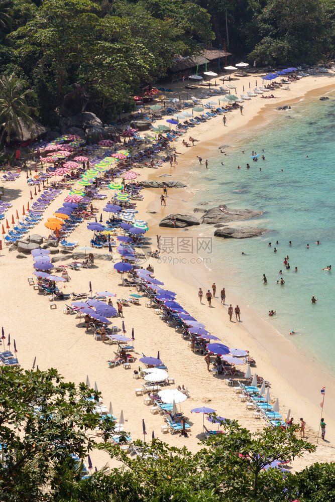 防止日光浴唱歌泰国普吉LaemSing海滩在禁止遮阳床和土地所有者阻止进入泰国普吉之前图片
