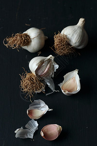 蔬菜吃成熟大蒜黑色背景的有机天然大蒜图片