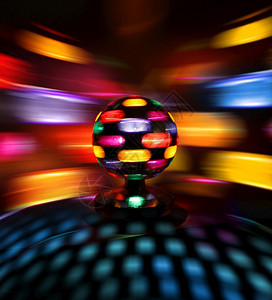 舞厅灯球抽象的纺纱墙壁上多彩的迪斯科舞厅灯光球有多种色彩的迪斯科舞团旋转的光点反射音乐背景
