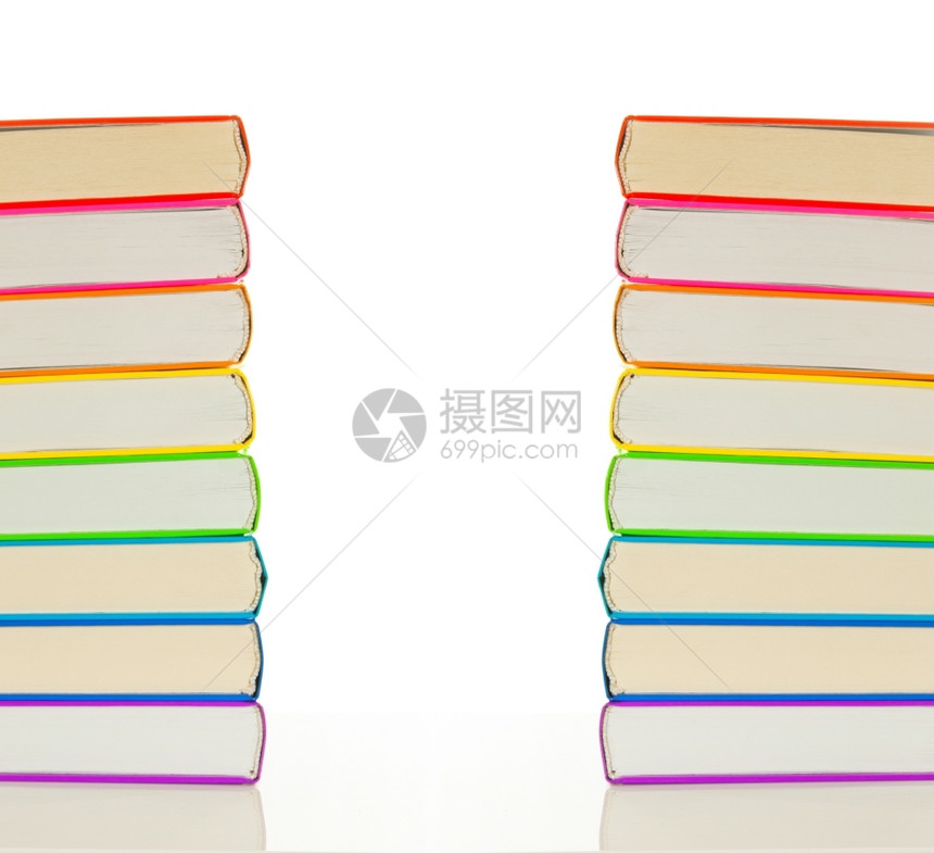 白色背景的多彩书籍堆叠成丰富多彩的文学知识图片