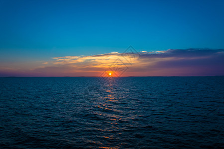 景观俄罗斯天空白海的明亮美丽日落深蓝水和紫色云彩图片