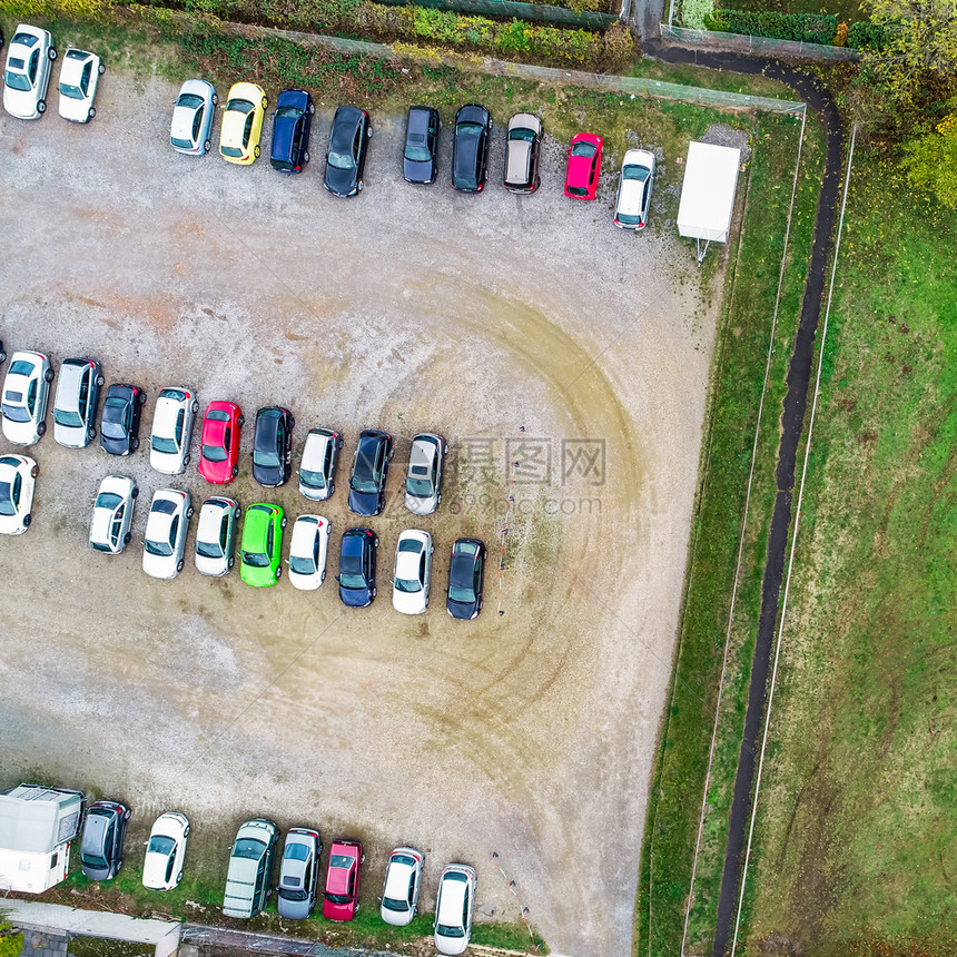 绿色垂直空中照片一个有几排停泊汽车的碎石场边界一种图片