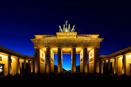 柏林勃兰登堡门夜间亮光旅行晚地标背景