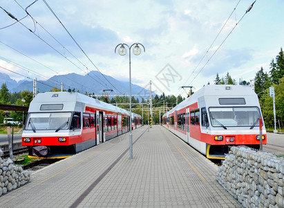 Strbske火车站塔特拉斯高地平台上有通勤电动列车快速地商业山图片