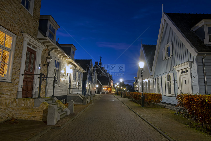 经过建造时间荷兰弗赖斯的古荷土木屋晚上在圣诞节过夜图片