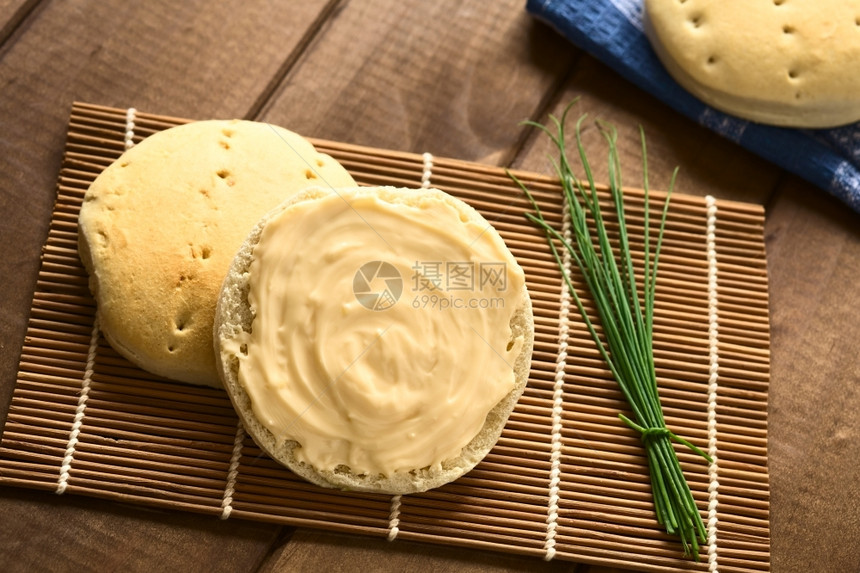 上面的奶油乳酪镜头散布在面包上侧边有一捆子用自然光拍照点心起司一顿饭图片