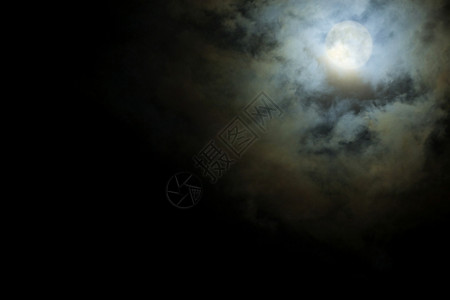 可怕黑暗的万圣节夜满月在恐怖的乌云中闪耀色调图片