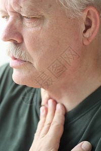 喉咙不舒服的老人图片