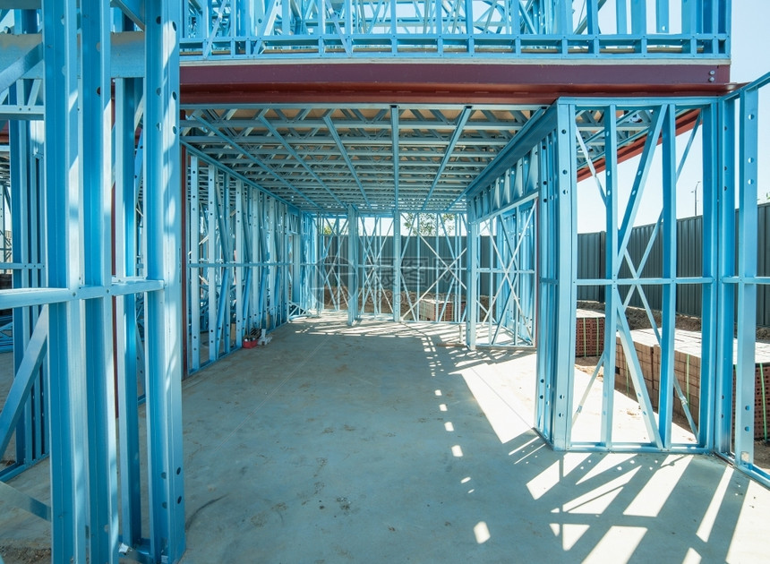 财产真实的正在使用钢架建造中的新住宅蓝色图片