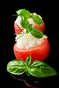 白饭香气照片美味的塞满西红柿和黑色孤立背景的米饭香料图片