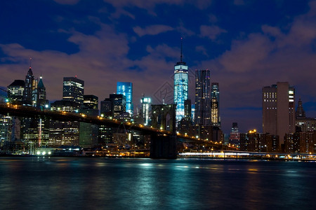美国纽约曼哈顿的摩天大厦和布鲁克林桥纽约市高清图片素材