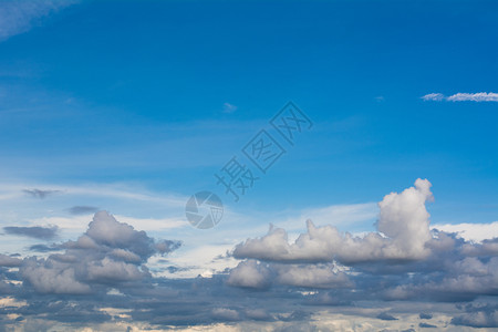 美丽墙纸蓝天空的风景和阳光明日的乌云美丽图片