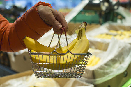购物篮中新鲜的香蕉图片