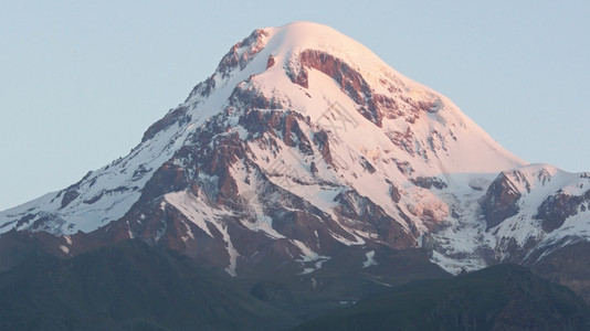户外一天亮的光芒卡兹贝克山高加索脉佐治亚欧洲第一的雪图片