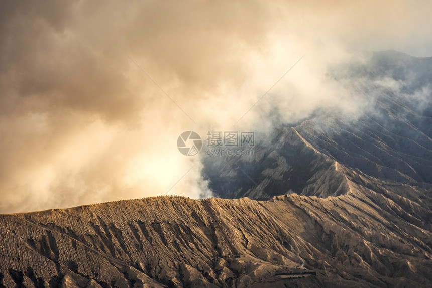 天空印度尼西亚东爪哇MtBromo火山腾格尔早晨图片