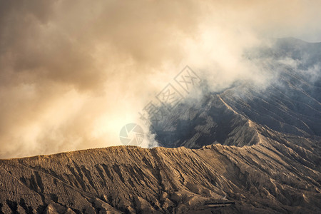 天空印度尼西亚东爪哇MtBromo火山腾格尔早晨图片