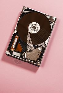破碎的在粉红背景上打开硬盘光数字的图片