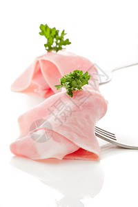 煮熟的照片美味火腿切片用叉子包在白色背景上香菜投标图片