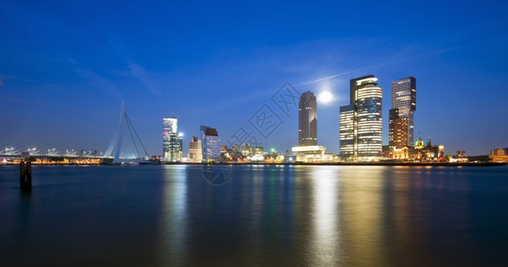 夜晚鹿特丹城市港口图片