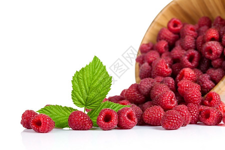 白色的背景木碗里新鲜草莓多汁素食主义者图片