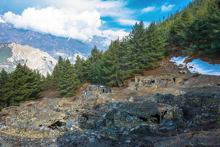 建造喜马拉雅山上古老村庄的废墟在尼泊尔晴朗的日出家国民图片