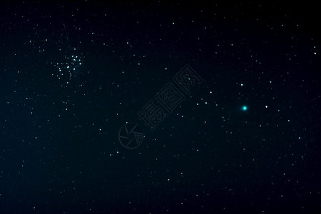 2015年月7日在德国洛夫乔伊彗星和昴宿的空光繁点天文学图片