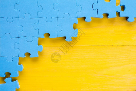 团队合作木制的并黄背景的拼图游戏团队商业概念图片