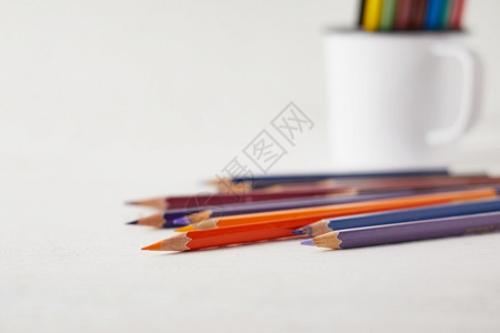 散落的彩色铅笔背景图片